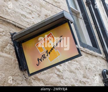 14. März 2024. Elgin, Moray, Schottland. Das ist ein Tennent Lager Schild vor einer Bar im Stadtzentrum Stockfoto