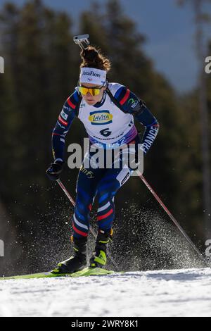 Canmore, Alberta, Kanada. März 2024. Lou Jeanmonnot aus Frankreich im Einsatz beim 7,5 km-SPRINT der Frauen beim BMW IBU World Cup Biathlon 2024 Canmore. Quelle: Jozef Karoly/Alamy Live News. Stockfoto