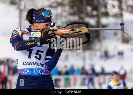 Canmore, Alberta, Kanada. März 2024. Julia Simon aus Frankreich in Aktion beim 7,5 km-SPRINT der Frauen beim BMW IBU World Cup Biathlon 2024 Canmore. Quelle: Jozef Karoly/Alamy Live News. Stockfoto