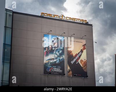 Bild eines lettischen Kinos, das zwei Filme auf der Leinwand zeigt: Gran Turismo und der Equalizer 3 im Rigaer Kino. Stockfoto