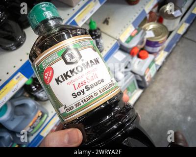 Bild einer Flasche Sojasauce von Kikkoman zum Verkauf in Belgrad, Serbien. Kikkoman Corporation ist ein japanischer Lebensmittelhersteller. Die wichtigsten Produkte und Stockfoto