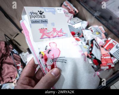 Bild von Socken mit der Zeichnung von Pink Panther zum Verkauf in Belgrad, Serbien. The Pink Panther ist ein US-amerikanisches Medienunternehmen, das sich hauptsächlich auf die Themen konzentriert Stockfoto