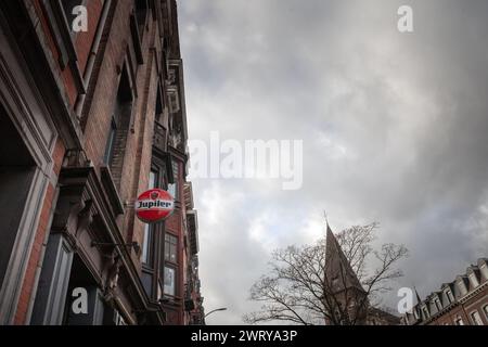 Bild eines Schildes mit dem Logo von Jupiler auf dem Händler in Lüttich, belgien. Jupiler ist ein 1966 eingeführtes belgisches Bier, das heute von Anheuser-B gebraut wird Stockfoto