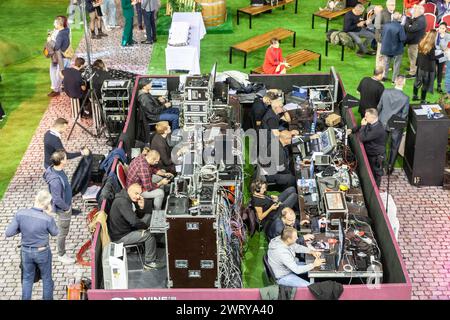 Bild eines Rundfunkkontrollraums in Belgrad, Serbien, mit Menschen, die an der Vorbereitung eines Live-Events arbeiten. Stockfoto