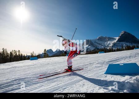 Canmore, Alberta, Kanada. März 2024. Benita Peiffer aus Kanada in Aktion beim 7,5 km-SPRINT-Wettbewerb der Frauen beim BMW IBU World Cup Biathlon 2024 Canmore. Quelle: Jozef Karoly/Alamy Live News. Stockfoto