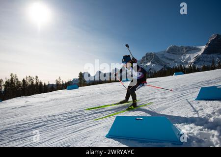 Canmore, Alberta, Kanada. März 2024. Elena Chirkova aus Rumänien im Einsatz beim 7,5 km SPRINT der Frauen beim BMW IBU World Cup Biathlon 2024 Canmore. Quelle: Jozef Karoly/Alamy Live News. Stockfoto