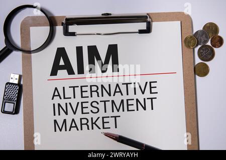 Konzeptbild des Akronyms AIM Alternative Investment Market über der gelben Markierungslinie. Stockfoto