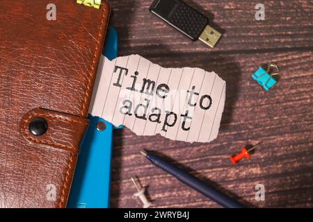 ZEIT FÜR ANPASSUNG. Puzzles und Holzwürfel mit dem Text auf GELBEM Hintergrund. Konzept für Management und Wirtschaft. Stockfoto