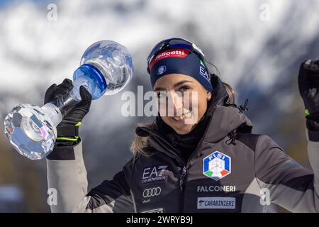 Canmore, Alberta, Kanada. März 2024. Lisa Vittozzi aus Italien feiert im Zielbereich nach dem Veben des kleinen Kristallkugels beim BMW IBU World Cup Biathlon 2024 Canmore. Quelle: Jozef Karoly/Alamy Live News. Stockfoto