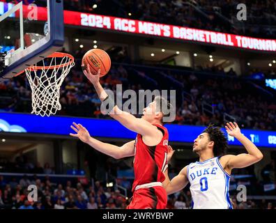 14. März 2024: NC State Wolfpack Guard (12) Michael O’Connell nimmt den Ball während eines ACC Men's Basketball Turniers zwischen den Duke Blue Devils und dem NC State Wolfpack in der Capital One Arena in Washington, DC Justin Cooper/CSM Stockfoto