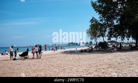 Strandbesucher genießen Zeit am Ufer des Lake Ontario, Kanada. Stockfoto