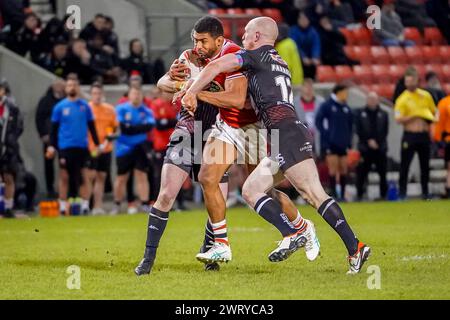 Salford, Manchester, Großbritannien. März 2024. Super League Rugby: Salford Red Devils gegen Wigan Warriors im Salford Community Stadium. Kallum Watkins wird von Liam Farrell und Harry Smith angegriffen. James Giblin/Alamy Live News. Stockfoto