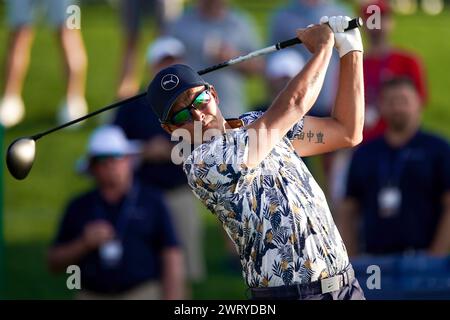 Ponte Vedra Beach, Florida, USA. März 2024. Rickie Fowler schlägt das 18. Loch in der ersten Runde der PLAYERS Championship 2024 bei TPC Sawgrass ab. (Kreditbild: © Debby Wong/ZUMA Press Wire) NUR REDAKTIONELLE VERWENDUNG! Nicht für kommerzielle ZWECKE! Stockfoto