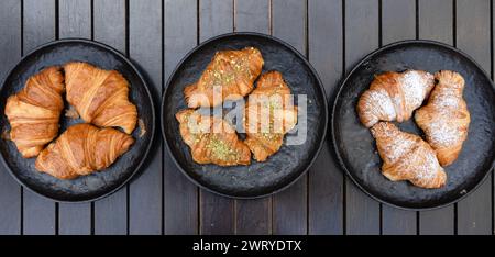 Drei verschiedene Arten von Gebäck. Die obere Platte hat eine runde Form. Stockfoto