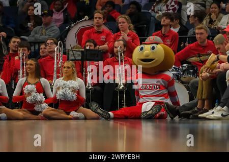 Minneapolis, Minnesota, USA. März 2024. Das Ohio State Buckeyes Maskottchen Brutus während eines Spiels zwischen Ohio State und Iowa während des TIAA Big10 Männer Basketballturniers 2024 im Target Center in Minneapolis am März 2024. Ohio State gewann 90:78. (Kreditbild: © Steven Garcia/ZUMA Press Wire) NUR REDAKTIONELLE VERWENDUNG! Nicht für kommerzielle ZWECKE! Stockfoto