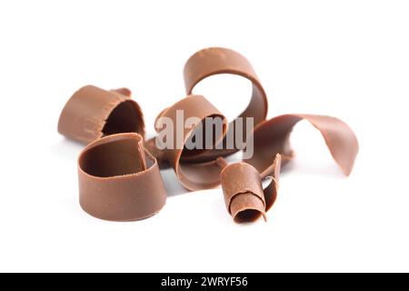 Viele köstliche Schokoladenspäne isoliert auf weiß Stockfoto