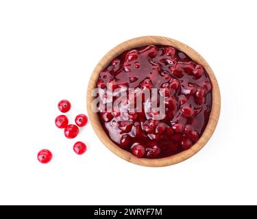 Leckere Preiselbeersauce in der Schüssel und frische Beeren isoliert auf weiß, Blick von oben Stockfoto