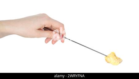 Leckeres Fondue. Frau, die Gabel mit einem Stück Brot und geschmolzenem Käse auf weißem Hintergrund hält, Großaufnahme Stockfoto