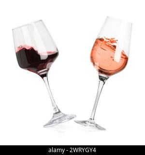 Verschiedene Weinsorten, die in Gläsern auf weißem Hintergrund spritzen Stockfoto