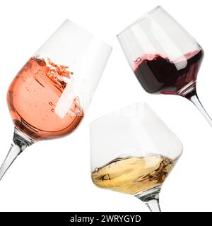 Verschiedene Weinsorten, die in Gläsern auf weißem Hintergrund spritzen Stockfoto