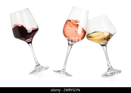 Verschiedene Weinsorten, die in Gläsern auf weißem Hintergrund spritzen Stockfoto