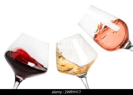 Verschiedene Weinsorten, die in Gläsern auf weißem Hintergrund spritzen Stockfoto