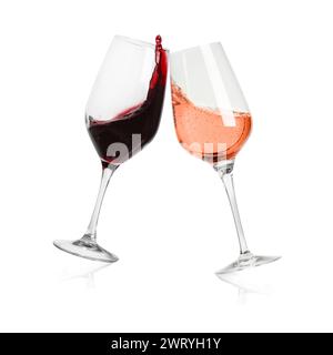 Verschiedene Weinsorten, die in Gläsern auf weißem Hintergrund spritzen Stockfoto