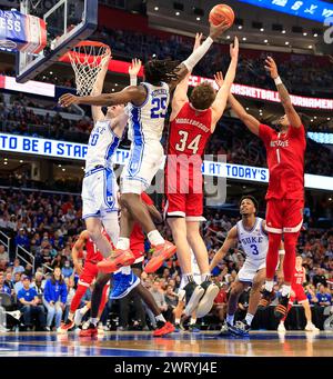 14. März 2024: Duke Blue Devils Stürmer (25) Mark Mitchell kann den Rückprall während eines ACC Men's Basketball Turniers zwischen den Duke Blue Devils und dem NC State Wolfpack in der Capital One Arena in Washington, DC Justin Cooper/CSM nicht ganz erreichen Stockfoto