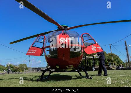 Wales Air Ambulance landete während eines Notfalls bei Heol-Y-Capel, Nottage, Porthcawl CF36 3ST: Phillip Roberts Stockfoto