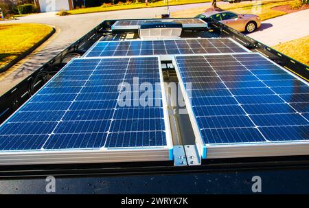 Solarpaneele, die auf dem Mercedes Benz Lastwagen montiert sind, Umrüstung auf Mobilgeräte. Startseite. Cary, North Carolina. Stockfoto