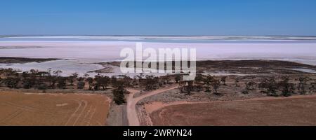Der Lake Tyrrell ist der größte Salzwassersee am Sea Lake im Distrikt Mallee im Nordwesten von Victoria, Australien Stockfoto