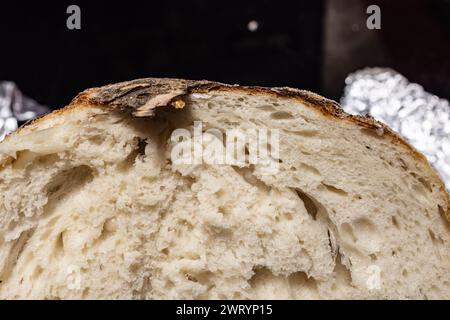 Köstliches frisches, hausgemachtes Sauerteigbrot Stockfoto
