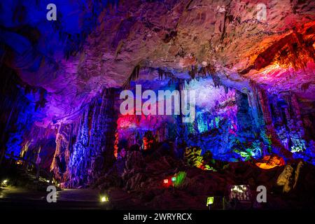 Die wunderschön beleuchteten Schilfflötenhöhlen zeigen den Kristallpalast des Drachenkönigs. Befindet sich in Guilin, Guangxi Provine, China Stockfoto