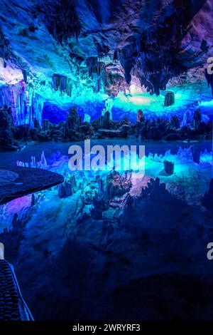 Die Schilfrohrflötenhöhle, natürliche Kalksteinhöhle mit mehrfarbigem Licht in Guilin, Guangxi, China. Stockfoto
