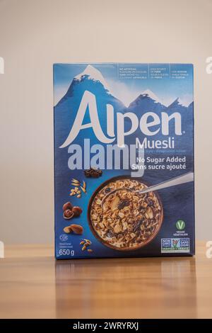 März 13 2023 - Calgary Alberta Canada - Alpen Frühstück Müsli Müsli Müsli Müsli Müsli Müsli Stockfoto