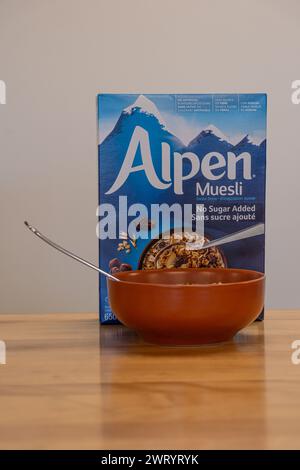 März 13 2023 - Calgary Alberta Canada - Alpen Frühstück Müsli Müsli Müsli Müsli Müsli Müsli Stockfoto