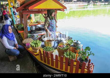 Schwimmender Markt in Lembang, nördlich von Bandung City in West-Java, Indonesien. Ein beliebter Ort für einheimische Touristen. Stockfoto