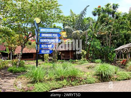 Schwimmender Markt in Lembang, nördlich von Bandung City in West-Java, Indonesien. Ein beliebter Ort für einheimische Touristen. Stockfoto