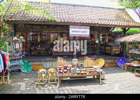 Schwimmender Markt in Lembang, nördlich von Bandung City in West-Java, Indonesien. Ein beliebter Ort für einheimische Touristen. Stockfoto