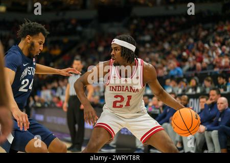 Minneapolis, Minnesota, USA. März 2024. Indiana Hoosiers Stürmer MACKENZIE MGBAKO (21) während eines Spiels zwischen Indiana und Penn State während des TIAA Big10 Männer Basketballturniers 2024 im Target Center in Minneapolis am 14. März 2024. Indiana gewann 61:59. (Kreditbild: © Steven Garcia/ZUMA Press Wire) NUR REDAKTIONELLE VERWENDUNG! Nicht für kommerzielle ZWECKE! Stockfoto