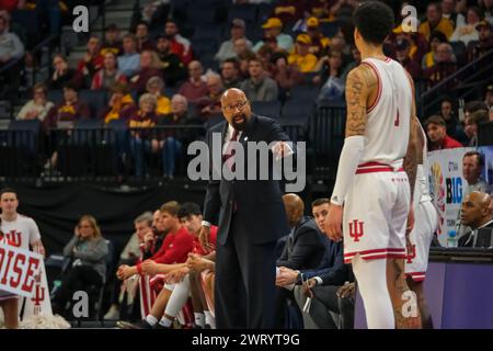 Minneapolis, Minnesota, USA. März 2024. MIKE WOODSON, Cheftrainer der Indiana Hoosiers, während eines Spiels zwischen Indiana und Penn State beim TIAA Big10 Männer Basketballturnier 2024 im Target Center in Minneapolis am 14. März 2024. Indiana gewann 61:59. (Kreditbild: © Steven Garcia/ZUMA Press Wire) NUR REDAKTIONELLE VERWENDUNG! Nicht für kommerzielle ZWECKE! Stockfoto