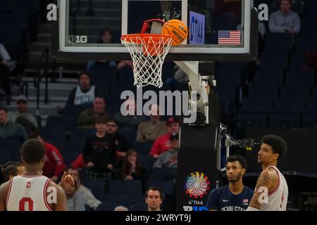 Minneapolis, Minnesota, USA. März 2024. Der Ball bleibt während eines Spiels zwischen Indiana und Penn State beim TIAA Big10 Männer Basketball Turnier 2024 im Target Center in Minneapolis am 14. März 2024 im Korb stecken. Indiana gewann 61:59. (Kreditbild: © Steven Garcia/ZUMA Press Wire) NUR REDAKTIONELLE VERWENDUNG! Nicht für kommerzielle ZWECKE! Stockfoto