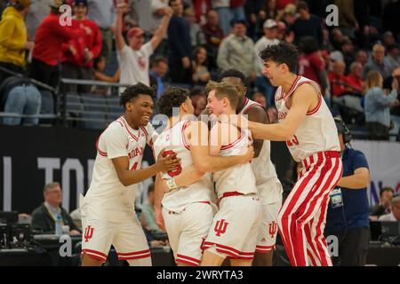 Minneapolis, Minnesota, USA. März 2024. Die Indiana Hoosiers feiern nach einem Spiel zwischen Indiana und Penn State beim TIAA Big10 Männer Basketballturnier 2024 im Target Center in Minneapolis am 14. März 2024. Indiana gewann 61:59. (Kreditbild: © Steven Garcia/ZUMA Press Wire) NUR REDAKTIONELLE VERWENDUNG! Nicht für kommerzielle ZWECKE! Stockfoto