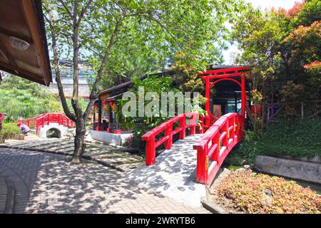 Schwimmender Markt in Lembang, nördlich von Bandung City in West-Java, Indonesien. Ein beliebter Ort für einheimische Touristen. Stockfoto