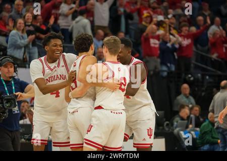 Minneapolis, Minnesota, USA. März 2024. Die Indiana Hoosiers feiern nach einem Spiel zwischen Indiana und Penn State beim TIAA Big10 Männer Basketballturnier 2024 im Target Center in Minneapolis am 14. März 2024. Indiana gewann 61:59. (Kreditbild: © Steven Garcia/ZUMA Press Wire) NUR REDAKTIONELLE VERWENDUNG! Nicht für kommerzielle ZWECKE! Stockfoto