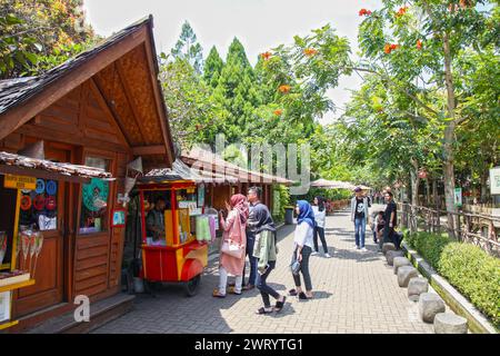 Schwimmender Markt in Lembang, nördlich von Bandung City in West-Java, Indonesien. Ein beliebter Ort für einheimische Touristen. Stockfoto