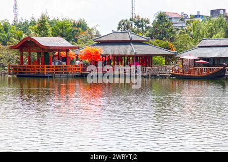 Schwimmender Markt in Lembang, nördlich von Bandung City in West-Java, Indonesien. Ein beliebter Ort für einheimische Touristen. Stockfoto