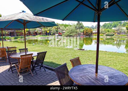 Schwimmender Markt in Lembang, nördlich von Bandung City in West-Java, Indonesien. Ein beliebter Ort für einheimische Touristen. Stockfoto