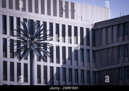 Berlin, Deutschland. März 2024. Außenansicht des Hauptquartiers des Bundesnachrichtendienstes (BND) in Berlin. Der deutsche Auslandsnachrichtendienst versucht, neue Mitarbeiter mit einem neuen Logo und dem Slogan "Komm dahinter" zu gewinnen. Quelle: Michael Kappeler/dpa/Alamy Live News Stockfoto