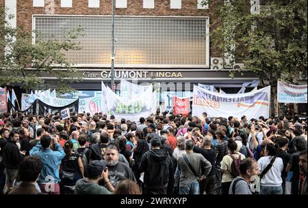 Buenos Aires, Argentinien. März 2024. Filmemacher, Profis, Studenten und Gruppen des Kollektivs „Unidxs por la cultura“ treffen sich vor dem historischen Gaumont-Kino, um das argentinische Kino zu verteidigen, nachdem die Regierung von Javier Milei angekündigt hat, die Mittel für das nationale Institut für Kino und audiovisuelle Kunst (INCAA) zu kürzen. Quelle: Cristina Sille/dpa/Alamy Live News Stockfoto